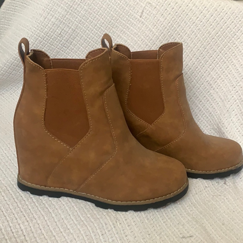Never been worn Universal Threads wedge boots